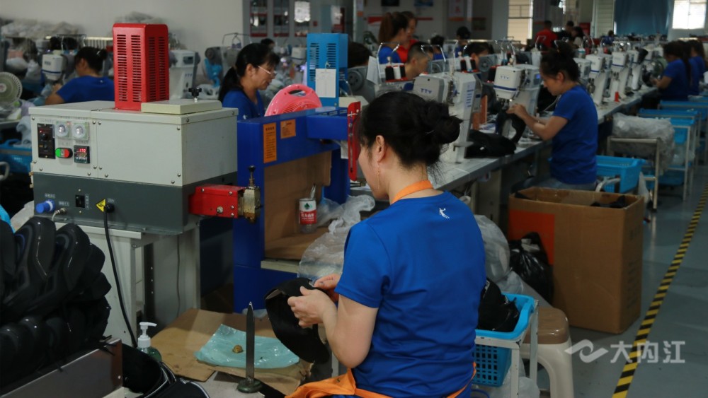 拼经济搞建设|内江资中:年产千万双运动鞋生产基地部分生产线投产